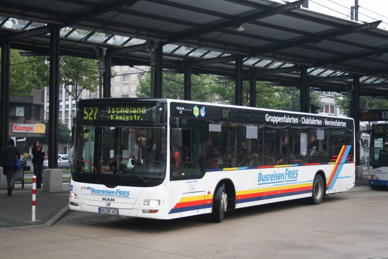Busreisen Fries (hier Wagen 411) fhrt im Auftrag der Straenbahn Hagen.
Am 11.10.2009 wird die Linie 527 Richtung Ischeland bedient.