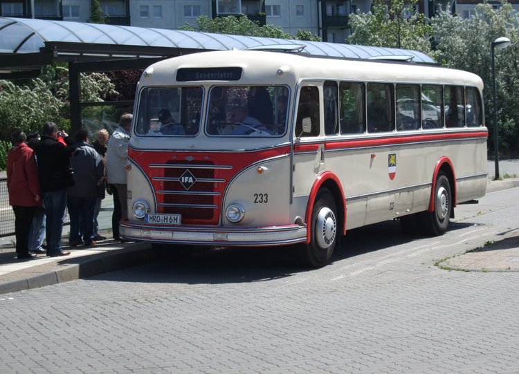 Bustyp H6B als Sonderfahrt von Dierkower Kreuz,Rostock Richtung Kirchenplatz Gehlsdorf,Rostock kurz vor der Abfahrt in de Haltestelle  Dierkower Kreuz,Rotsock.(13.06.09)