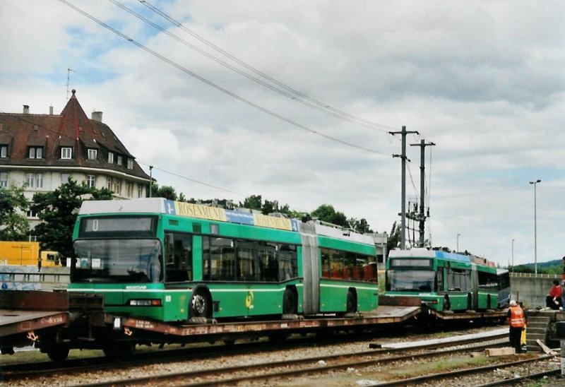 BVB Basel Nr. 929 Neoplan Gelenktrolleybus am 7. Juli 2008 Basel, Gterbahnhof Wolf (nun ist der Gterwagen fertig rangiert und auf dem weiteren Wagen wartet schon der Trolley 931)