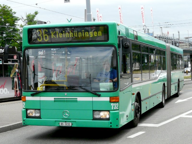 BVB - Mercedes Gelenkbus Nr.732 BS 3232 unterwegs auf der Linie 36 in Basel am 12.07.2008
