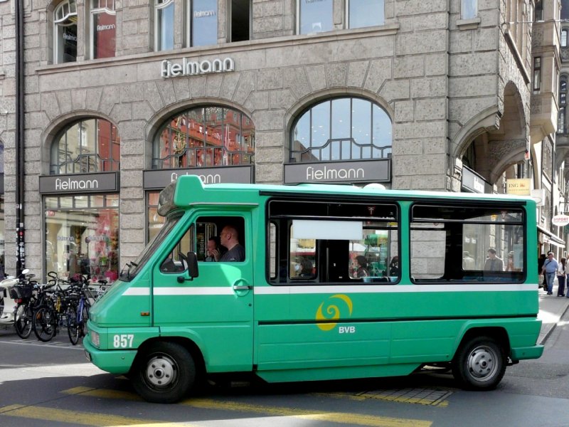 BVB - Renault Kleinbus Nr.857 BS 2858 unterweg in der City von Basel am 15.03.2008