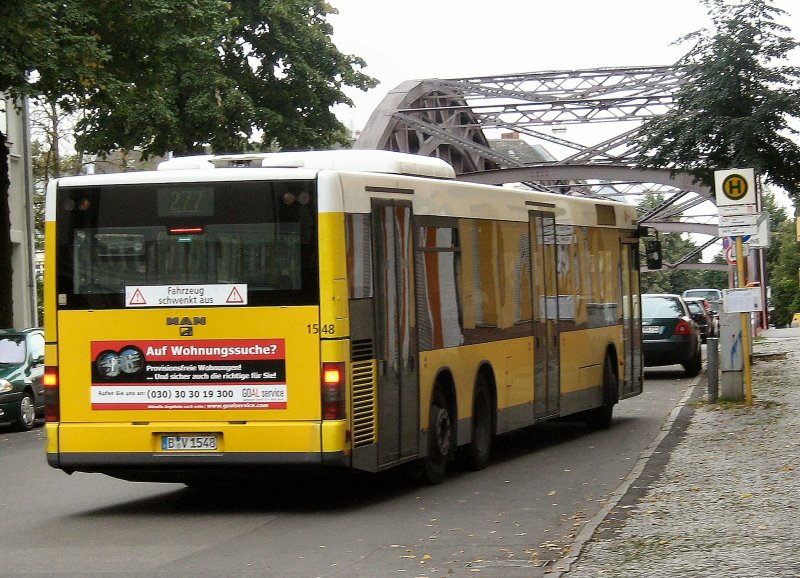 BVG-Bus 1548 (MAN) an der Hst. bei der Ilsebrcke, Berlin-Neuklln, August 2008