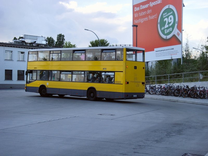 BVG-Doppeldeckerbus bei der Ausfahrt aus der Haltestelle (Berlin-) Sdkreuz,
2008