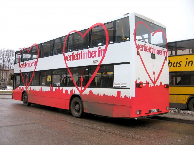 BVG-Doppeldeckerbus mit Werbung fr VERLIEBT IN Berlin, imHerbst 2006 beim Bhf. Zoo