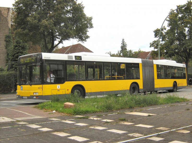 BVG-Gelenkbus 4015 nach der Pause an der Osloer Strasse, Sept. 2008