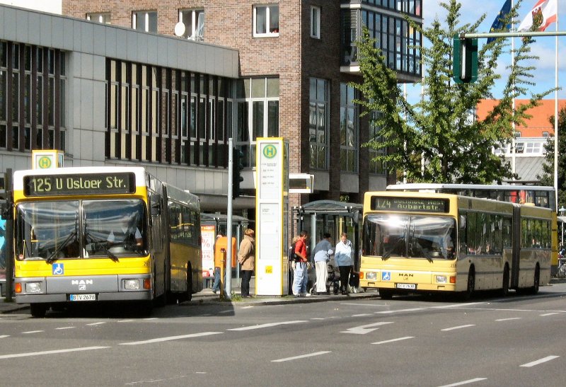 BVG-Linienverkehr mit MAN-Niederflurbussen an der Hst. U-Bhf. Alt-Tegel am 13.9.2008