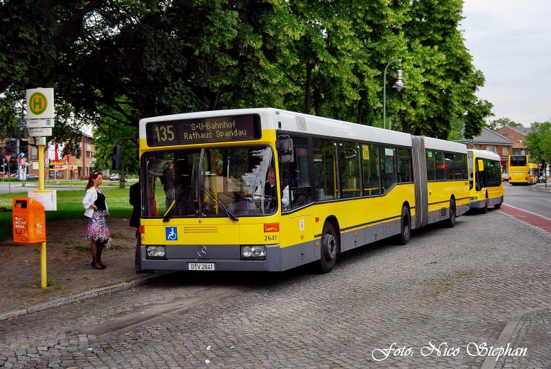 BVG Mercedes 2641 auf der 135 im Einsatz,an der End-/Beginnhaltestelle Alt-Kladow (14.06.09)