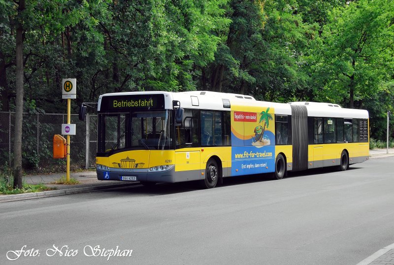 BVG Solaris 4283 auf der Linie 130 Spandau-Waldkrankenhaus - S Stresow im Einsatz,whrend einer kurzen Betriebspause am oben genannten Krankenhaus (24.07.09)