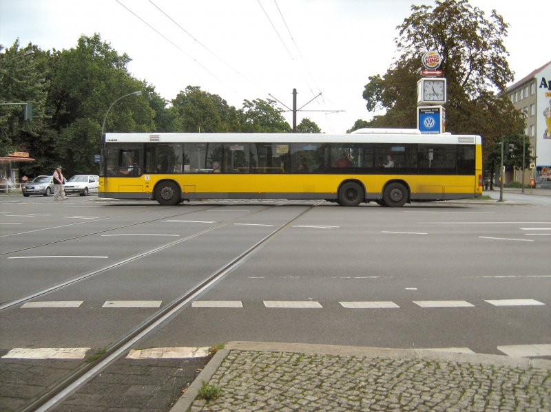 BVG-Stadtbus auf der Kreuzung Seestrasse/Mllerstrasse, 7.9.2008