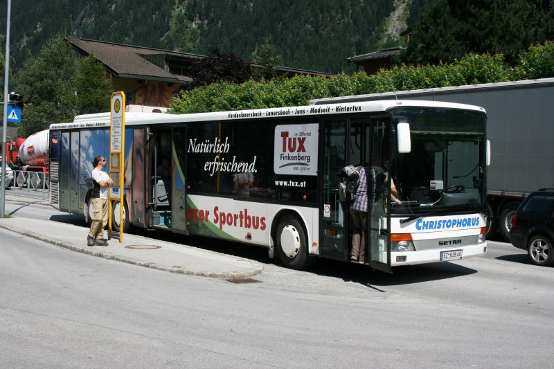 Christophorus Lines/Tuxer Sportbus, SZ635AO (Setra 319NF) am 24.7.2008 am Bahnhof Mayrhofen. 