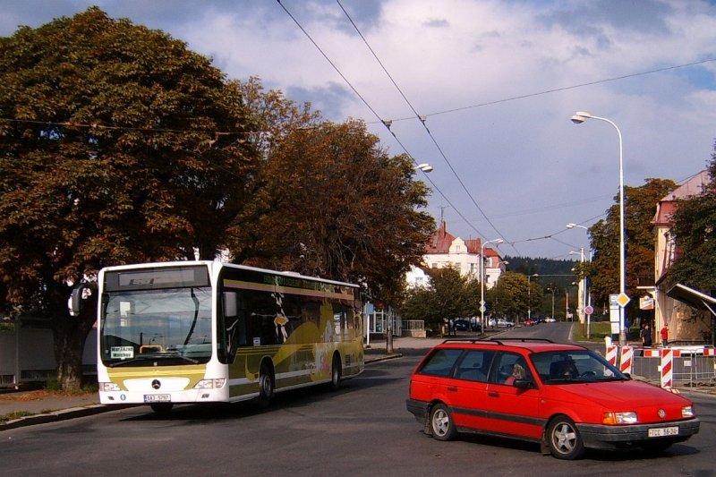 Citaro EURO5 Dreitrer 6A3 5797 von EvoBus Bohemia Prag im Testeinsatz an den berlandlinien in Umbebung von Marienbad bei Autobusy Karlovy Vary, Marianske Lazne (Marienbad) nhe Bahnhofs 29. 9. 2006.