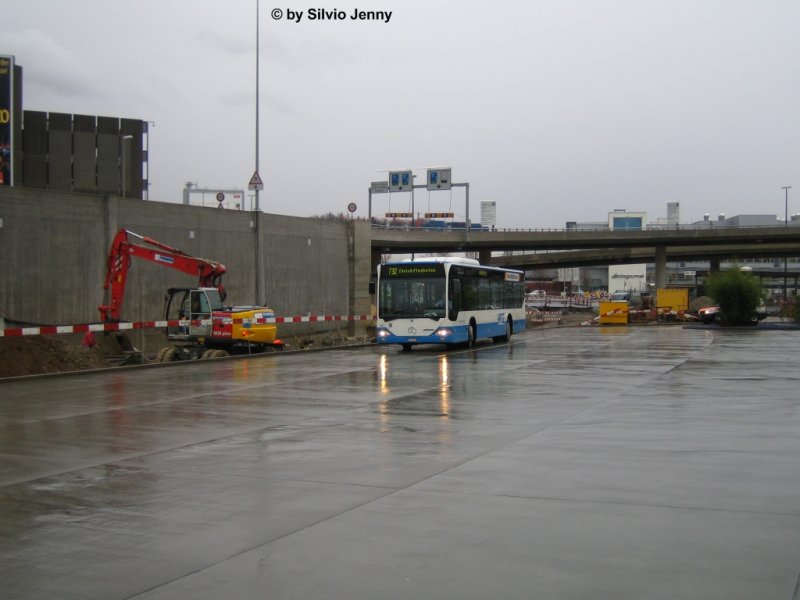 Citaro Nr. 30 von Maag Busbetriebe erreicht am 7.12.07 den Zrhcer Flughafen, whrenddessen daneben fleissig an der Glattalbahn gebaut wird.
