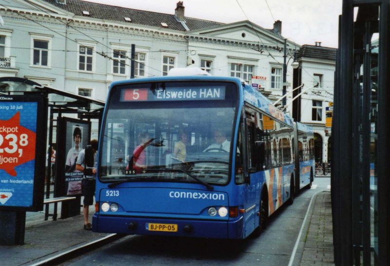 Connexxion Nr. 5213/BJ-PP-05 Berkhof Gelenktrolleybus am 5. Juli 2009 Arnhem, Bahnhof