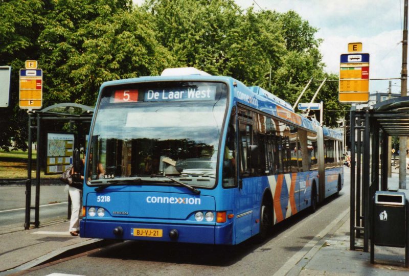 Connexxion Nr. 5218/BJ-VJ-21 Berkhof Gelenktrolleybus am 5. Juli 2009 Arnhem, Bahnhof