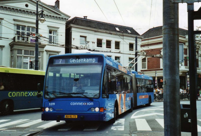 Connexxion Nr. 5219/BJ-XL-72 Berkhof Gelenktrolleybus am 5. Juli 2009 Arnhem, Bahnhof