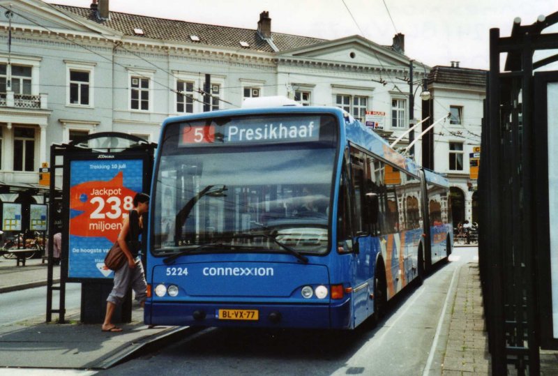 Connexxion Nr. 5224/BL-VX-77 Berkhof Gelenktrolleybus am 5. Juli 2009 Arnhem, Bahnhof