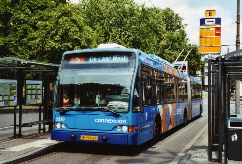 Connexxion Nr. 5230/BL-VX-87 Berkhof Gelenktrolleybus am 5. Juli 2009 Arnhem, Bahnhof