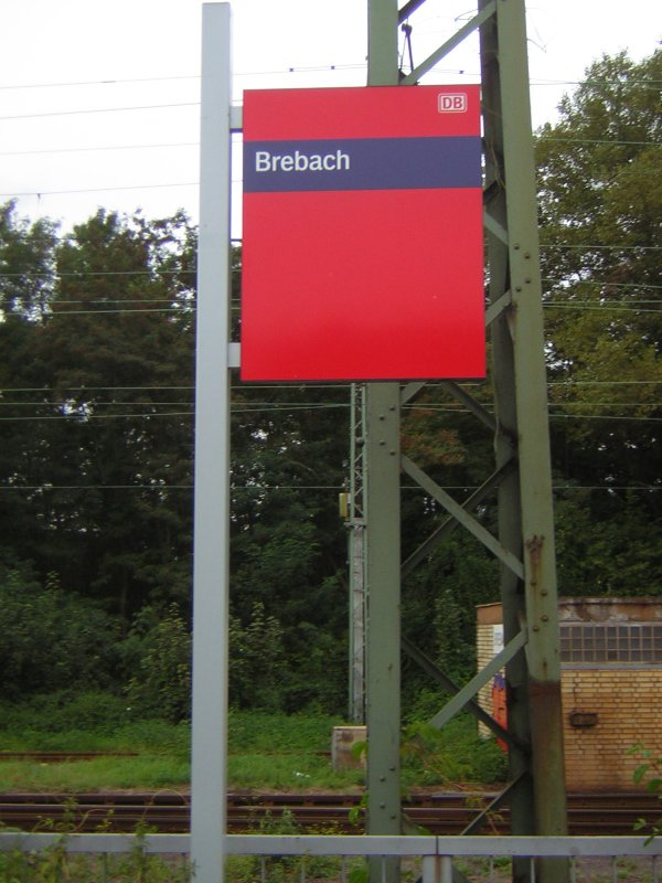 Das Bild zeigt die neuen Schilder der DB,die auf dem Busbahnhof aufgestellt wurden.