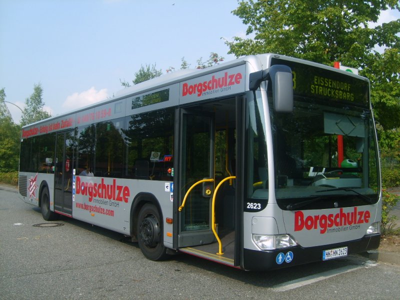 Das Bild zeigt den Wagen 2623 der Hamburger Hochbahn AG auf dem Pauseplatz der Haltestelle Meckelfeld, Schulzentrum