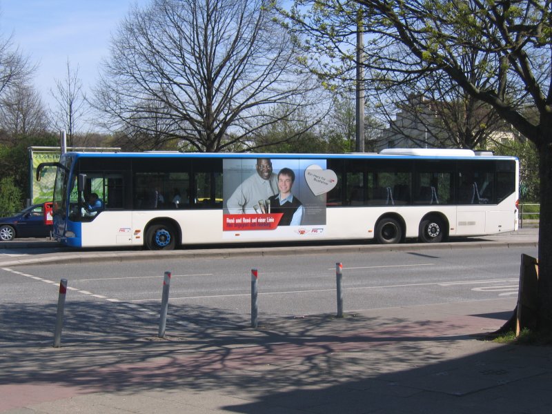 das ist ein Bus der Linie 3 an der Endhaltestelle Bahrenfeld, Trabrennbahn
