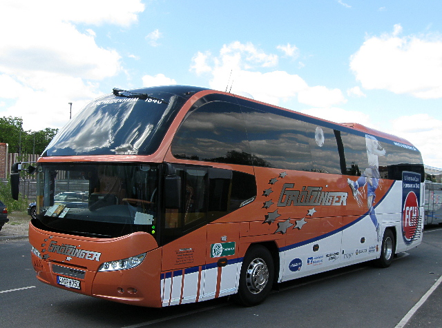 Das ist ein Neoplan Cityliner vom 1. FussballClub Heidenheim 1846, den ich am Berliner Hauptbahnhof fotografiert habe.