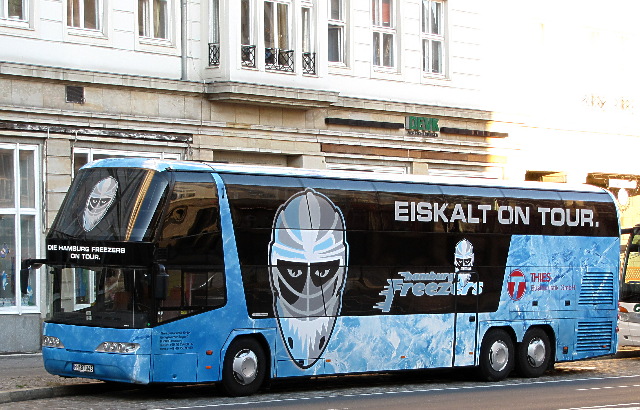 Das ist ein Neoplan Skyliner von den Hamburg Freezers, den ich in Magdeburg fotografiert habe.