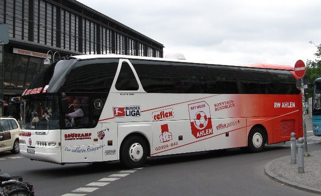 Das ist ein Neoplan Starliner N 516 SHD vom RW Ahlen, den ich am Berliner Bahnhof Zoo fotografiert habe.