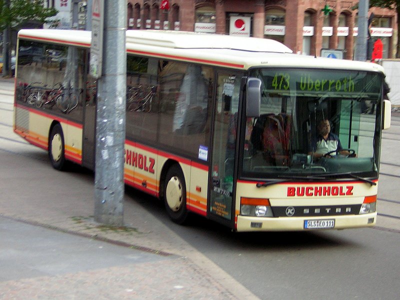 Das Foto zeigt einen Setra Bus der Firma Buchholz. Der Bus fhrt gerade seine Haltestelle an. Das Bild wurde am 18.09.2009 aufgenommen.