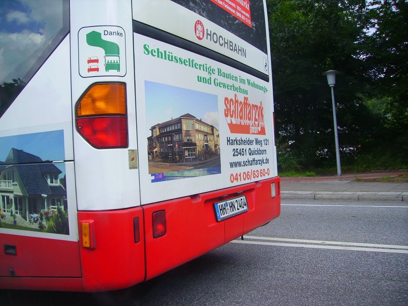 Das Heck eines Busses in Hamburg mit Werbung. 
