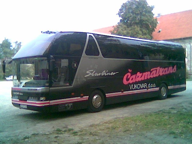 Das ist die neoplan starliner N516SHD VON FIRMA  Cazmatrans aus Vukovar.Ich habe gemacht diese bild in stadtteil  Tvrdja in Osijek