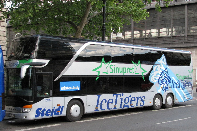 Das ist der Setra S 431 DT von den Nrnberger IceTigers, den habe ich am Berliner Zoo fotografiert.