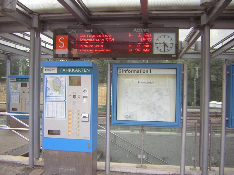 Das sind die Saarbrcker Fahrkarten Automaten, sowie die Zeiten der Saarbahn Abfahrt.Leider war die Hinwei Tafel defekt.