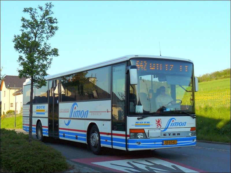 (DB 6540) Am 08.05.08 fotografierte ich diesen Setra des Busunternehmens Simon aus Diekirch in Erpeldange/Wiltz.