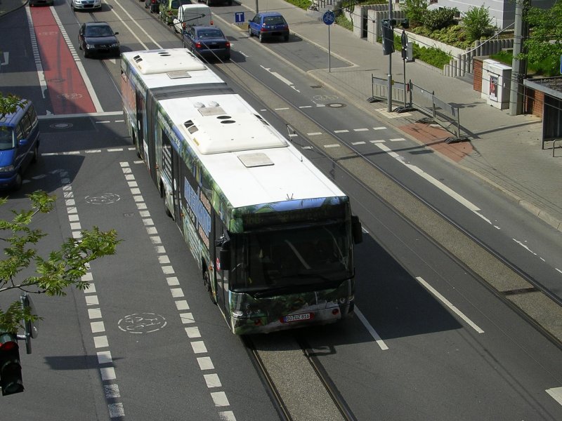 Dem Neoplan Gelenkbus,Linie 368 nach Bochum Harpen-Ruhrpark mal auf`s Dach gelinst ,Blickpunkt von der Nokia-Bahn Haltestelle Bochum Hamme.(30.04.2008) 