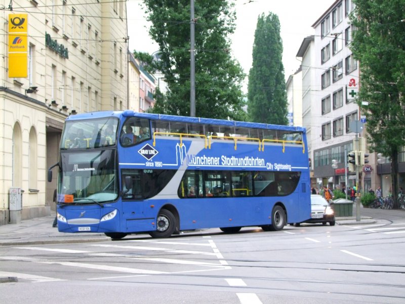 Der blaue Doppeldecker-Bus steuert die Haltestelle beim Hauptbahnhof an; 090515