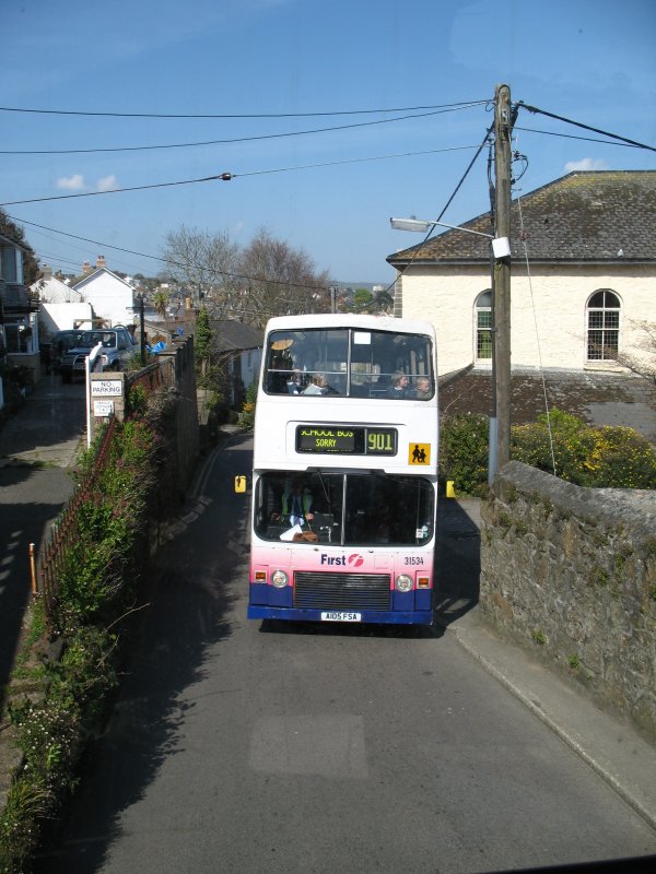 Der Clou besteht darin, dass wir in einem gleich Bus in der Gegenrichtung oben sitzend dieses Bild machen konnten, d.h. sich folglich die beiden Busse hier (!)kreuzen mussten... 
16. April 2008