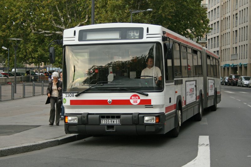 Der einzige seiner Generation, dem ich in Lyon noch begegnet bin: Renault VI PR118 Nr. 2308 (Baujahr 1994) (6. Oktober 2009)
