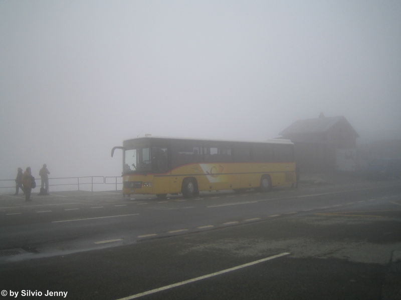 Der erste Pass, der zu erklimmen war, war der Grimsel Pass. Eigentlich htten wir hier die verschiedenen Kraftwerksbauten und Stauseen der KWO (Kraftwerke Berner Oberland) sehen sollen. Leider spielte das Wetter am Grimsel nicht mit, wie das Bild den Nr. 69 im dichten Nebel zeigt. 