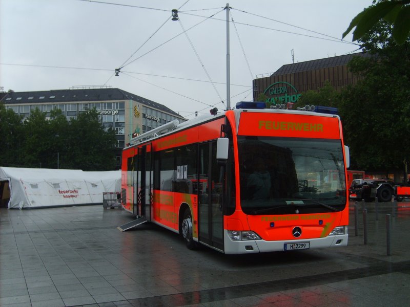 Der Feuerwehr-Citaro steht am 7.7.07 zur Besichtigung vor dem Hbf von Hannover