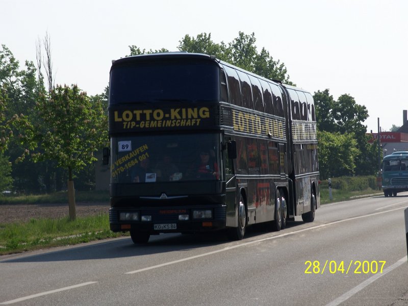 Der grte Bus, der an der Oldtimerausfahrt nach Speyer teilnahm: Ein Neoplan Jumbocruiser. Hier ist er kurz nach Neuluheim zu sehen. 