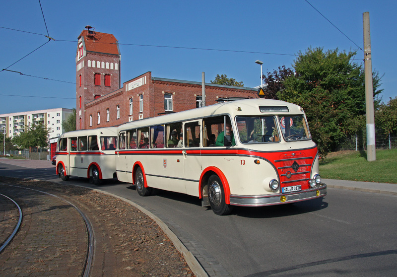 Der H6-Bus der Verkehrsbetriebe Halle passiert am 19.09.2009, während einer Rundfahrt das Gerätehaus der Freiwilligen Feuerwehr Schkeuditz.