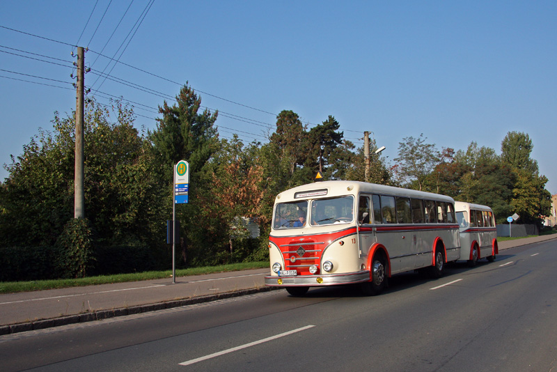 Der H6 Bus der Verkehrsbetriebe Halle/Saale durchfhrt am Morgen des 20.09.2009 den Schkeuditzer Ortsteil Modelwitz.
