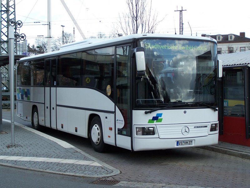 Der Hauptunternehmer ist die Stadtverkehr AG. Man erkennt dessen Busse am Wagen park von 20 bis 45. Ihr ein MB Integro, Wagen n 27.