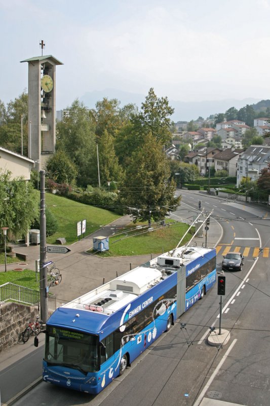 Der Hess/Vossloh-Kiepe BGT N2C  Swisstrolley 3  Nr. 223 wurde am 18.9.09 direkt mit der Vollwerbung frs Emmencenter in Betrieb genommen. Hier am 21.9.2009 bei der Haltestelle Wartegg.