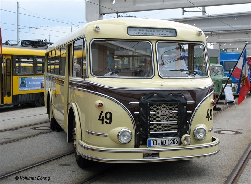 Der historische Bus IFA H6B, Baujahr 1955, prsentiert zur Fahrzeugschau im Gelnde der DVB in Dresden-Trachenberge, 02.06.2007
