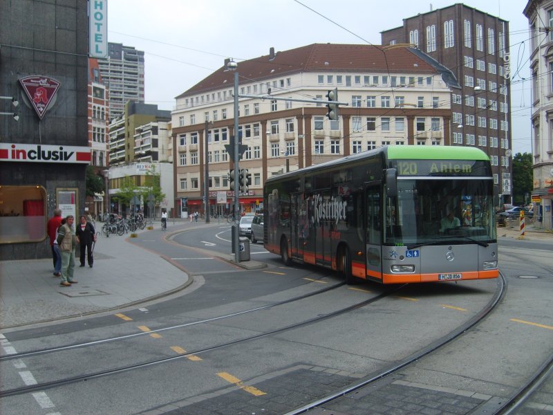 Der Kstritzer-Bus biegt am 12.7.07 als Buslinie 120 nach Ahlem in die Falkenstrae ein und wird Augenblicke spter an der Haltestelle Schwarzer Br halten