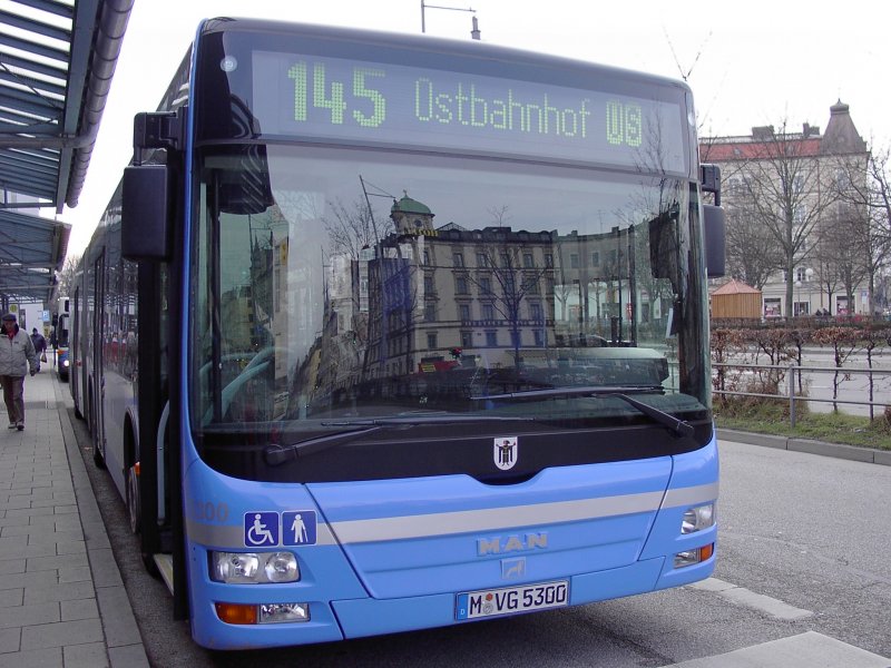 Der Lion´s City  Prototyp ,sprich der erste MVG-Lion´s City,mit der Nummer 5300 und leicht abweichender Innenausstattung,steht hier im April 07 am Ostbahnhof als Linie 145.