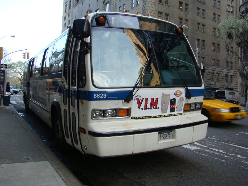 Der M6 (GMC-RTS (Rapid Transit Series)). South Central Park/Sixth Avenue. Aufgenommen am 12.04.08