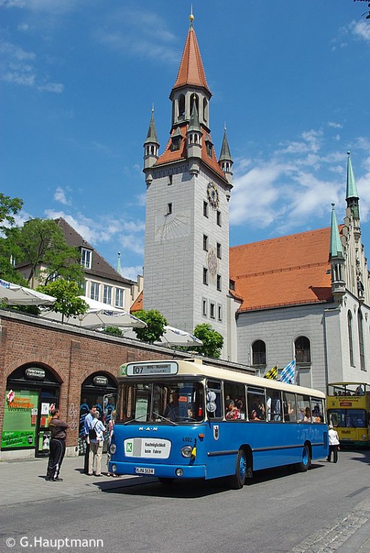 Der MAN 750 HO M 11 A des Omnibusclub Mnchen durfte beim 851. Mnchner Stadtgrndungsfest vom Marienplatz zum MVG-Museum pendeln.
Viktualienmarkt, 14.6.09