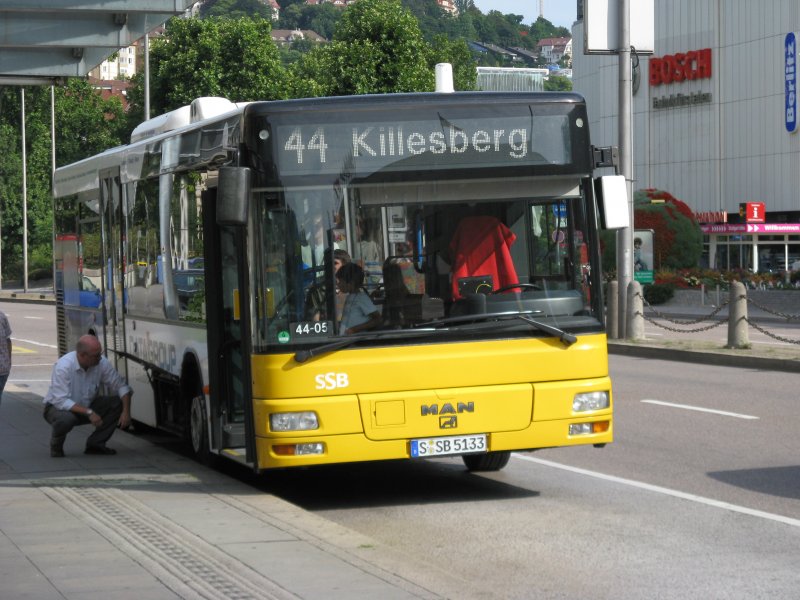 Der MAN NL 263 5133 hlt am 08.08.08 als Linie 44 am Hauptbahnhof und lsst sich von seinem Busfahrer genau untersuchen.;-)